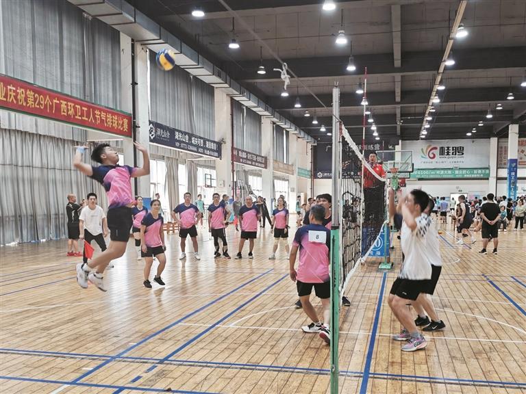 赛场下, 比赛, 来自全市各