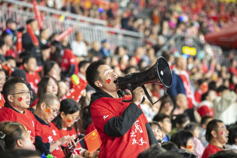 万元, 从高铁站的, 足球场上的 万元, 从高铁站的, 足球场上的